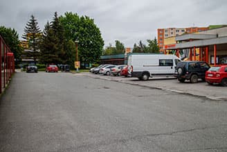 Parkovisko pred salónom